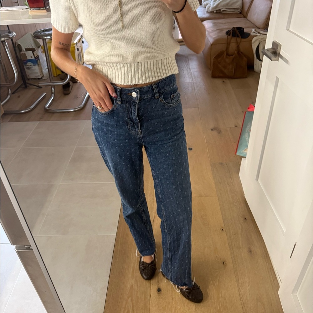 Super cute classic straight leg jeans with unique detail 👖